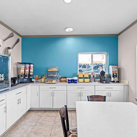Days Inn By Wyndham Gainesville Bagian luar foto