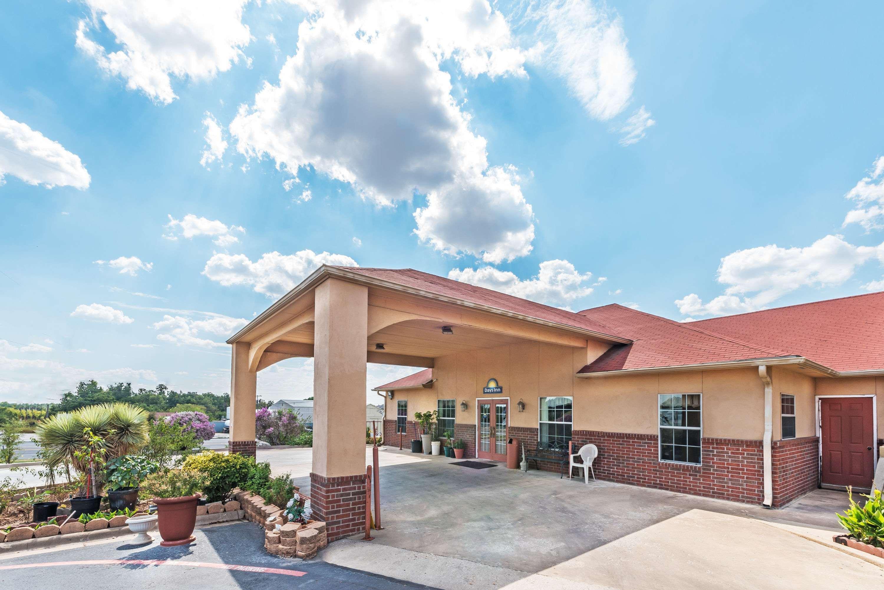 Days Inn By Wyndham Gainesville Bagian luar foto