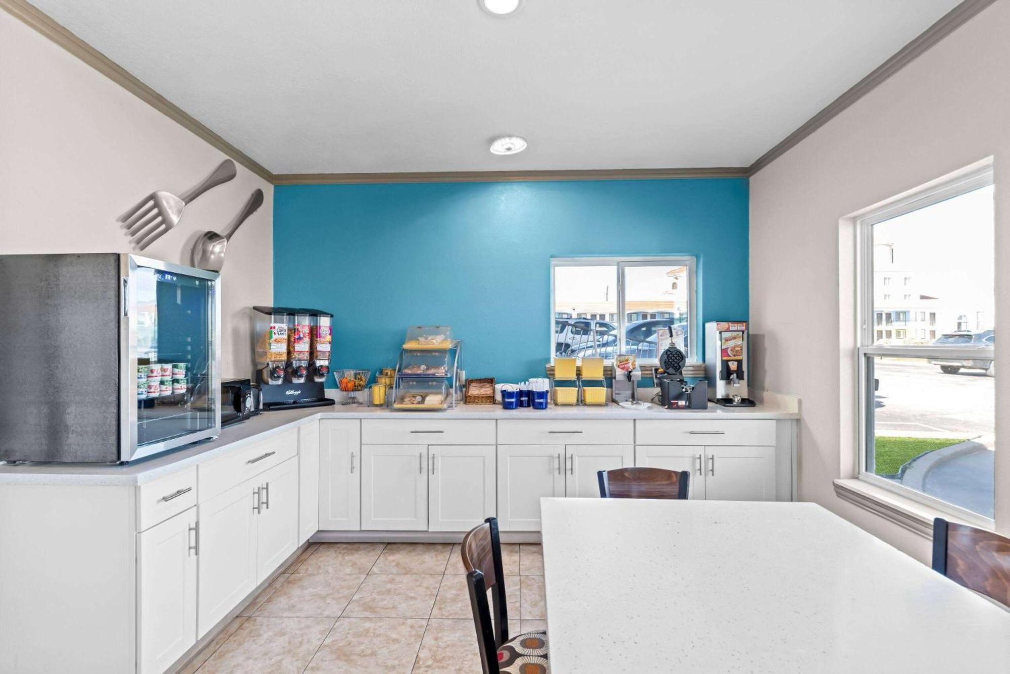 Days Inn By Wyndham Gainesville Bagian luar foto
