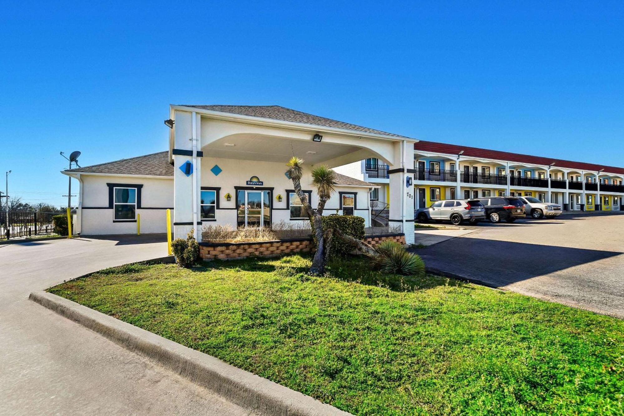 Days Inn By Wyndham Gainesville Bagian luar foto
