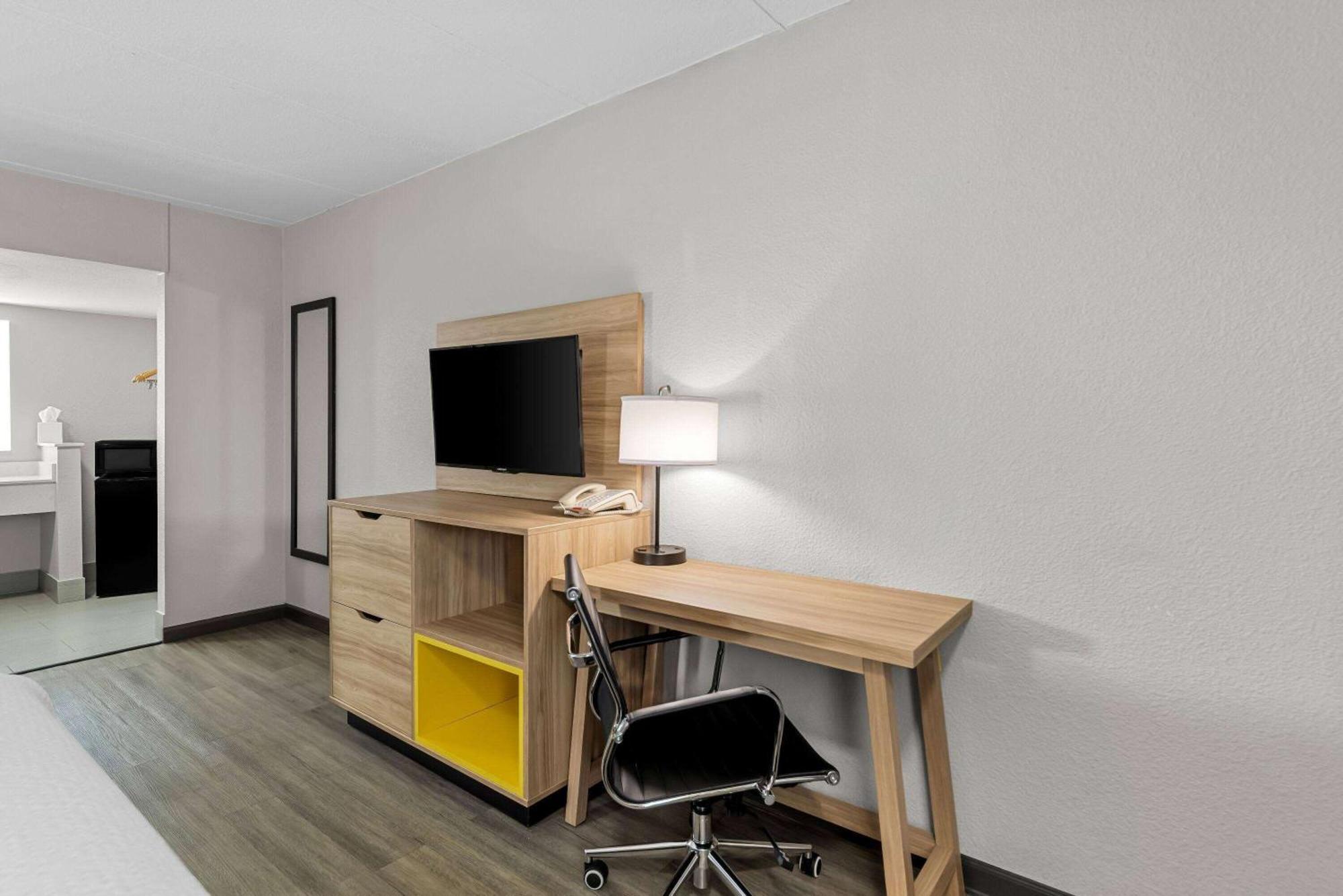 Days Inn By Wyndham Gainesville Bagian luar foto