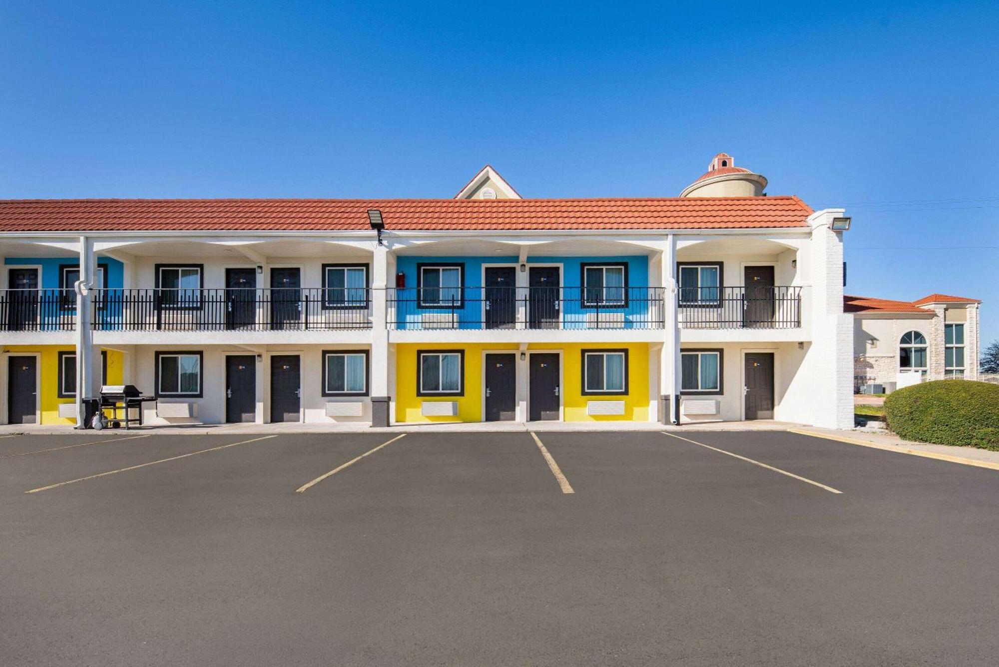 Days Inn By Wyndham Gainesville Bagian luar foto