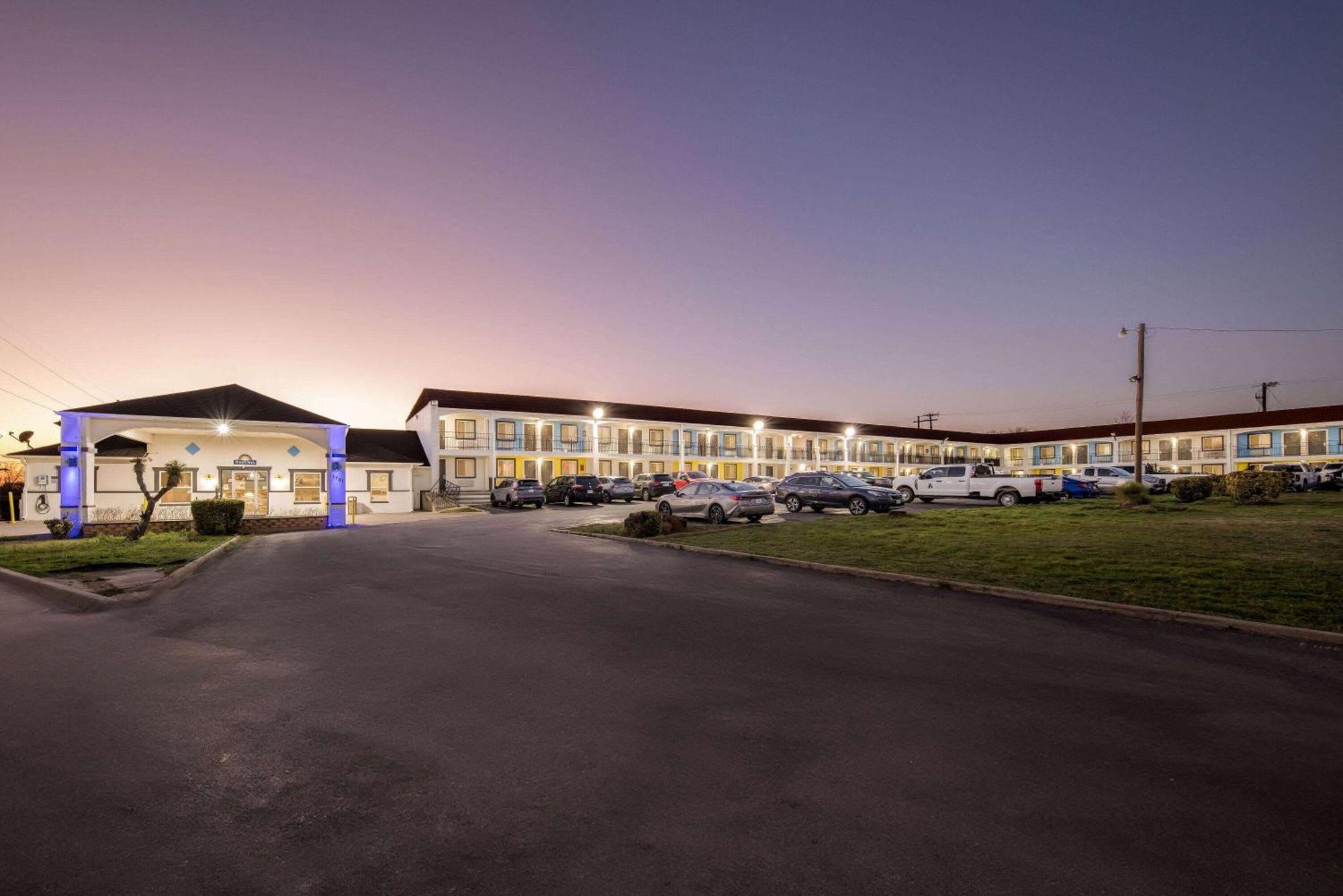 Days Inn By Wyndham Gainesville Bagian luar foto