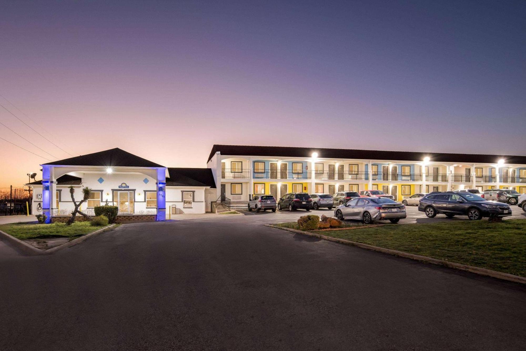 Days Inn By Wyndham Gainesville Bagian luar foto
