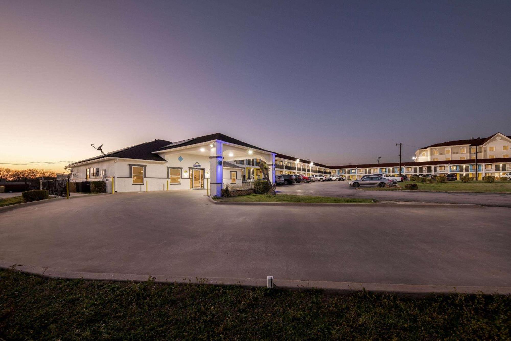 Days Inn By Wyndham Gainesville Bagian luar foto