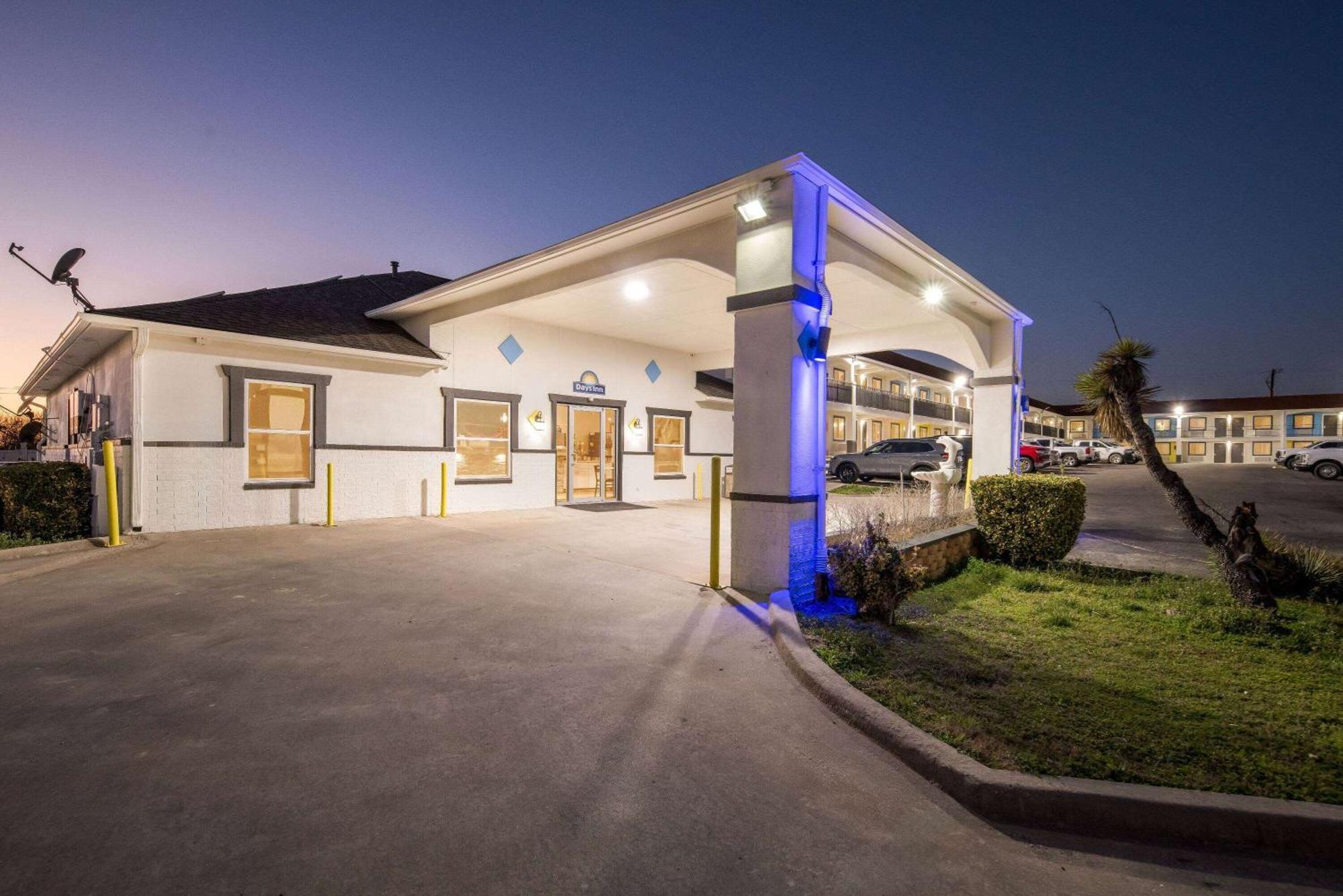 Days Inn By Wyndham Gainesville Bagian luar foto