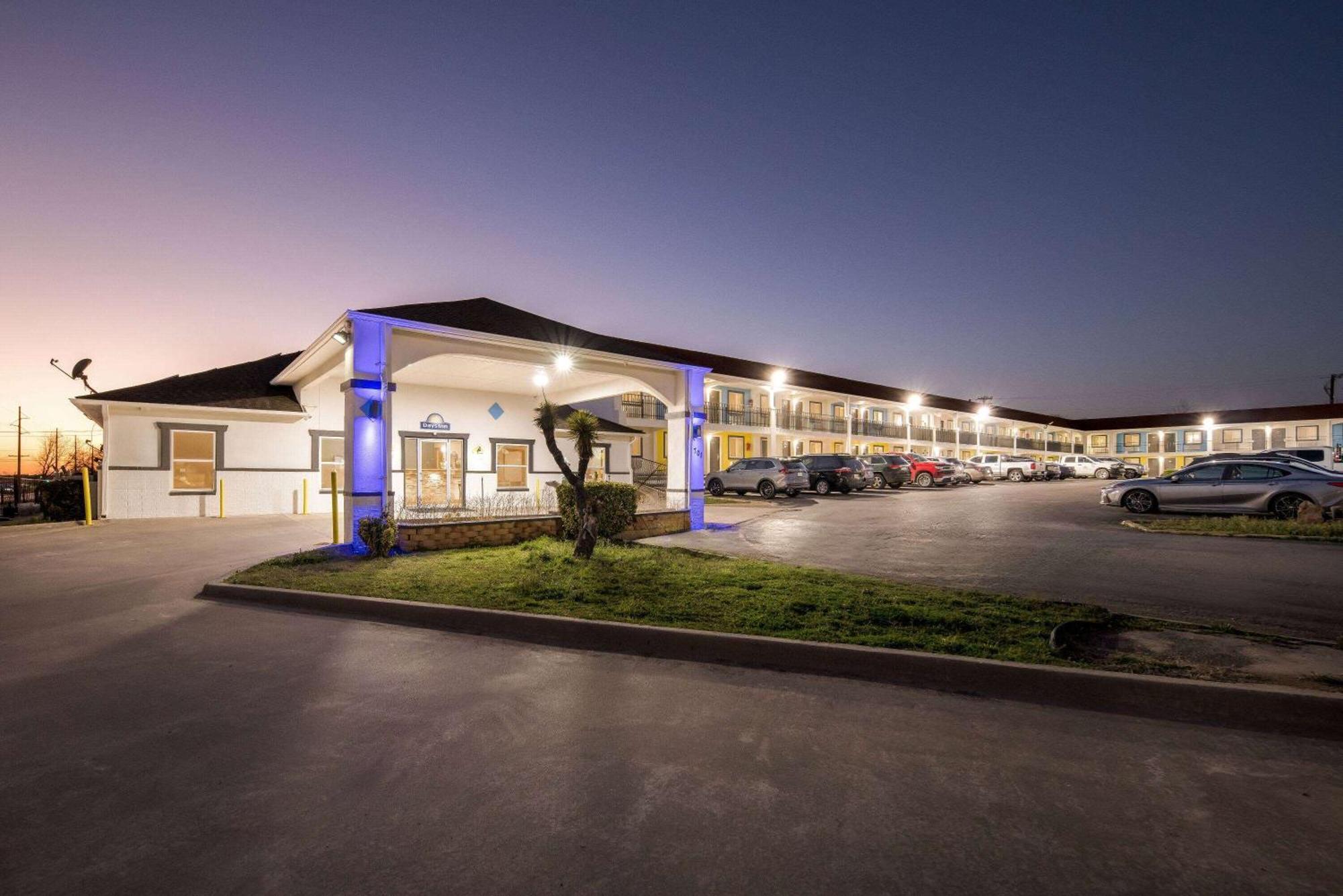 Days Inn By Wyndham Gainesville Bagian luar foto